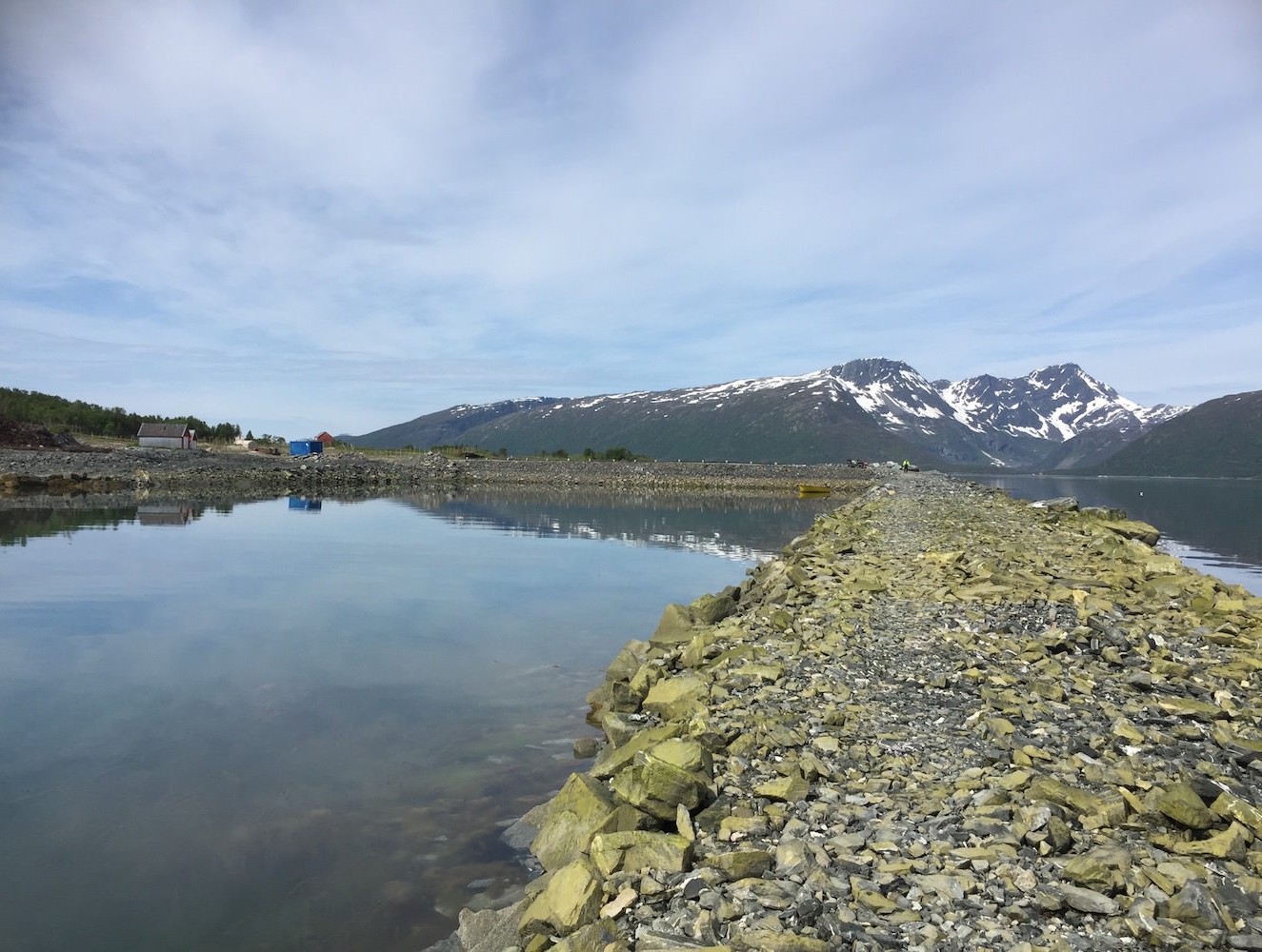 Molo og steinfylling som skjermer båthavna i Steinnes Marina